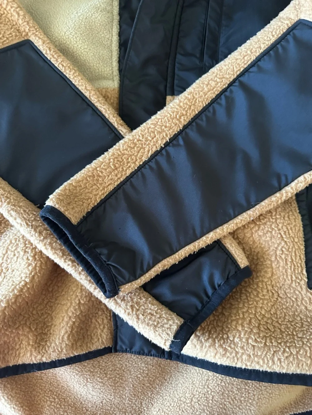 The North Face Two-Tone‎ Sherpa Jacket in Beige and Black boys XL 14/16
